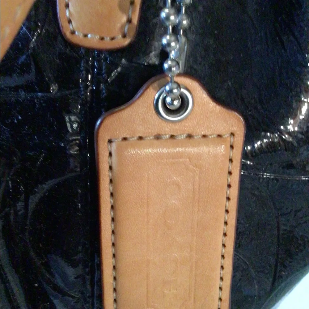 Elegant Black Patent Leather Tote Bag - Picture 3 of 4
